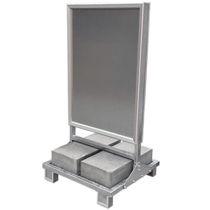 Gadeskilt 70x100 cm på betonfod 164 kg