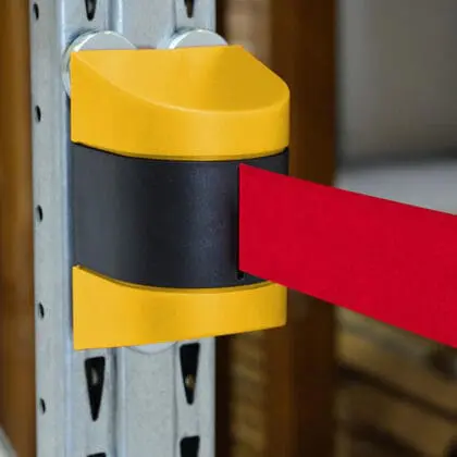 Magnetisk væghængt kø-leder med rød sele