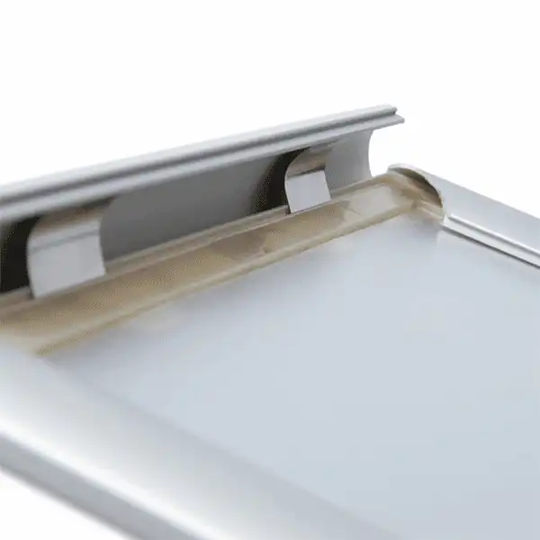 ABS Snapramme A4 Sølv – G25 mm Klikramme i Aluminium detalje foto 04