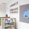 Gallerihylde Grip-up i hvid lakeret aluminium
