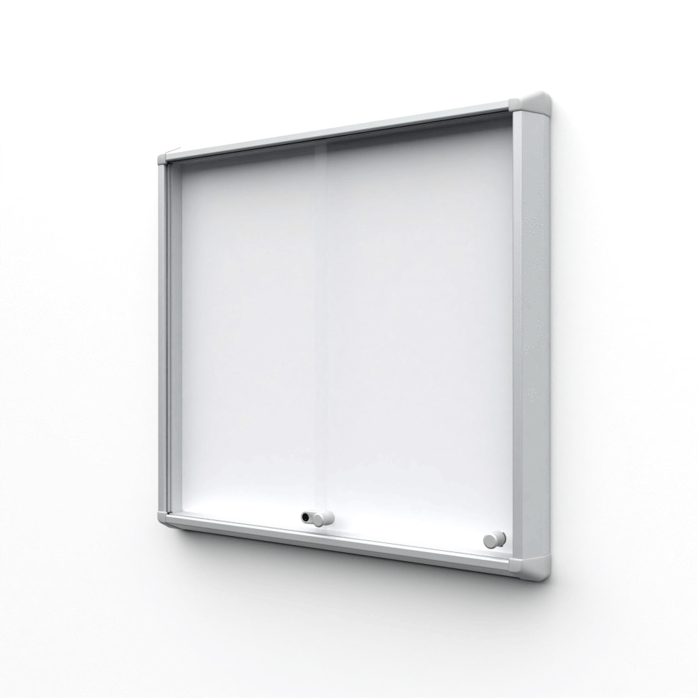 Opslagsskab indendørs med glas skydedøre og magnettavle